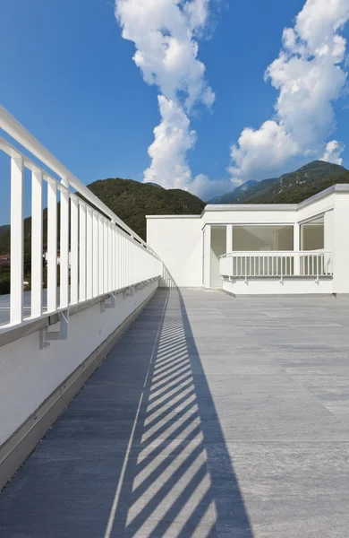 Terrass, ett modernt vitt hus — Stockfoto