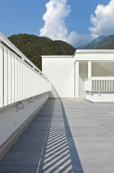 Terrasse d'une maison blanche moderne — Photo