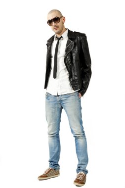 siyah deri ceketli adam portresi