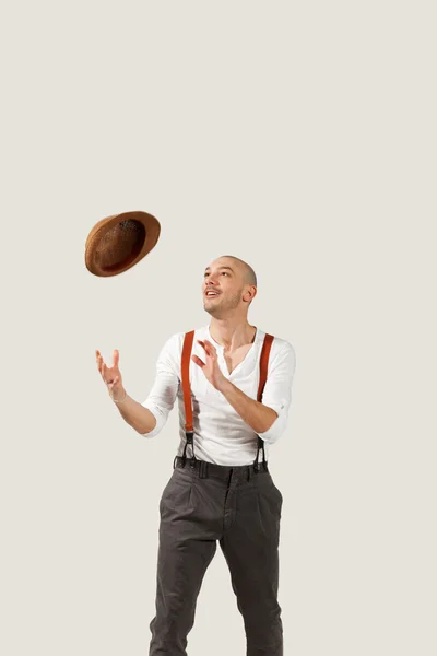 Homem joga seu chapéu — Fotografia de Stock