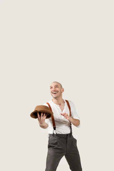 El hombre lanza su sombrero —  Fotos de Stock