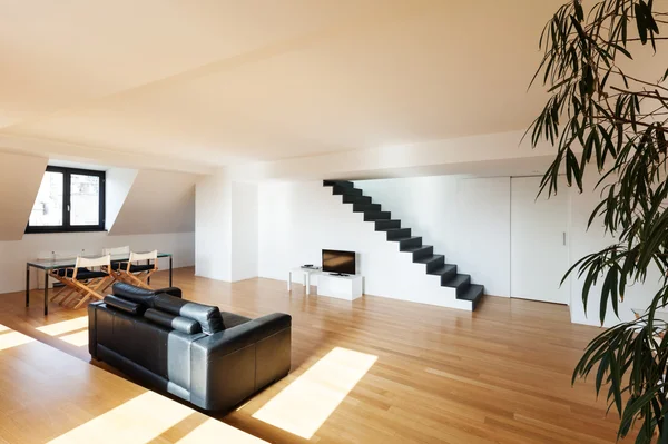 Obývací pokoj, krásné podkroví — Stock fotografie