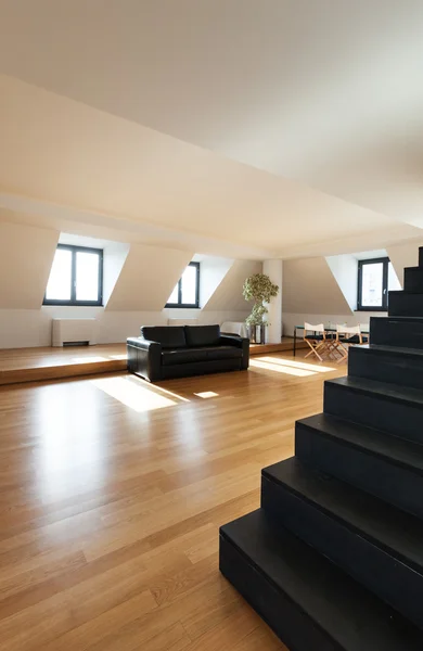 Krásné podkroví, obývací pokoj — Stock fotografie