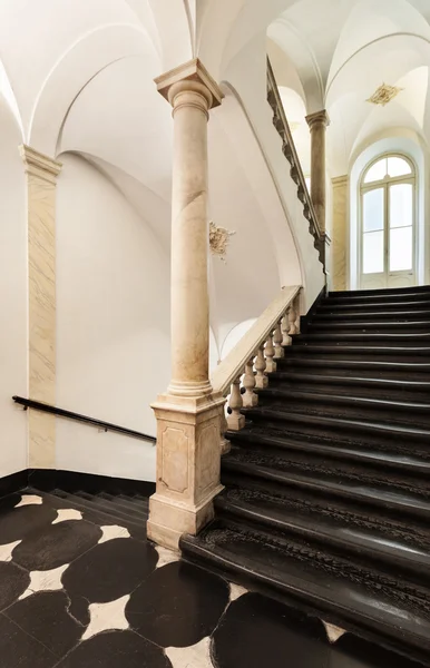 Antigua escalera, edificio histórico — Foto de Stock