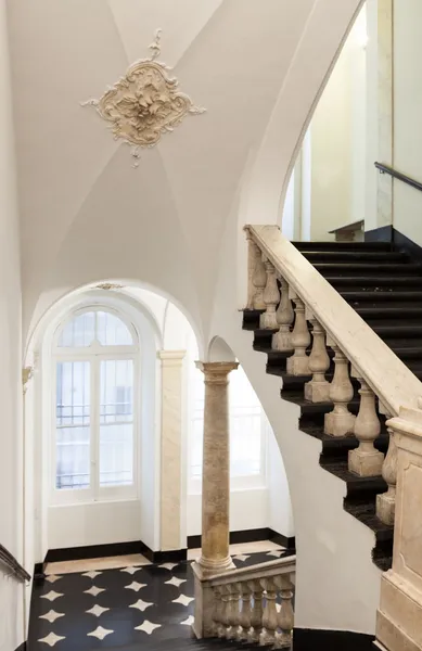 Antike Treppe, historisches Gebäude — Stockfoto