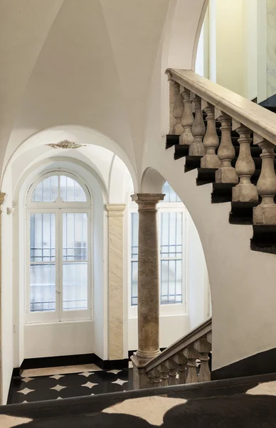 Antike Treppe, historisches Gebäude — Stockfoto