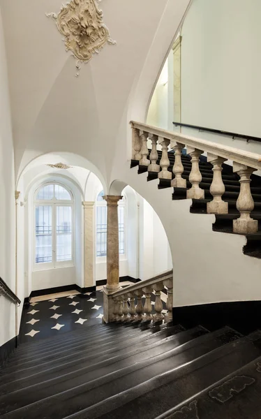 Egy klasszikus, történelmi épület lépcsőház — Stock Fotó
