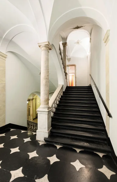 Antike Treppe, Innenraum — Stockfoto