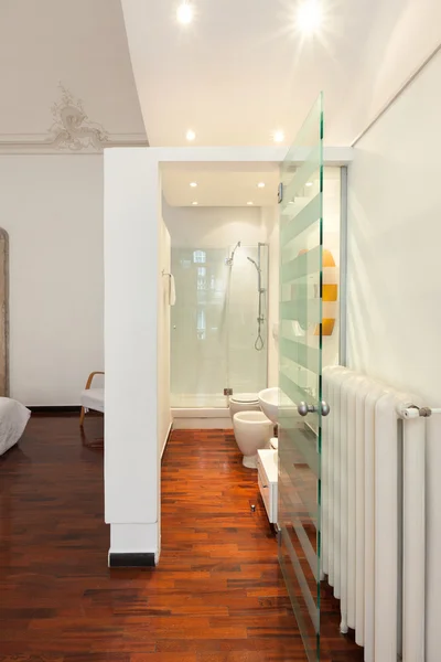 Hotelový pokoj, moderní koupelny — Stock fotografie