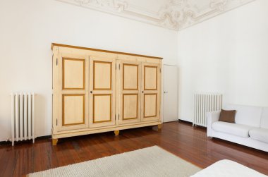 bir otel odasında antika gardırop