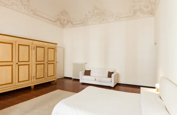 Camera da letto classica in hotel — Foto Stock