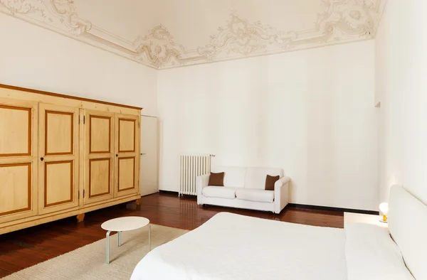 Camera da letto classica in hotel — Foto Stock