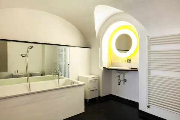 在历史性的宫殿里，一家酒店的浴室 — 图库照片