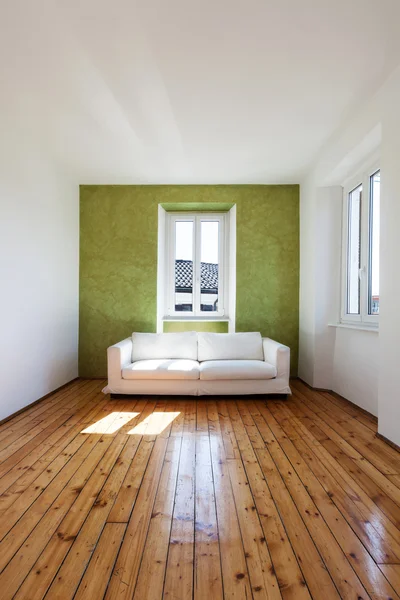 Domácí interiér, Pohovka a okno — Stock fotografie