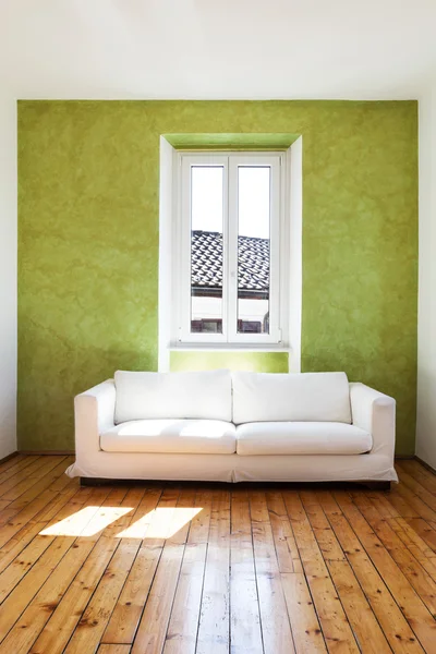 Casa interior, sofá e janela — Fotografia de Stock
