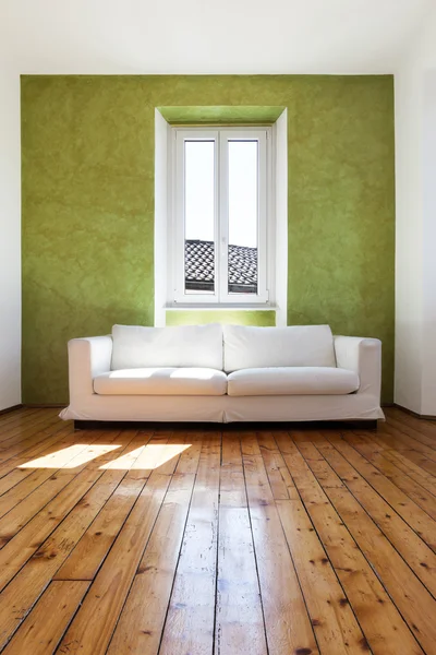 Intérieur de la maison, canapé et fenêtre — Photo