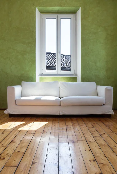 Interior del hogar, sofá y ventana — Foto de Stock