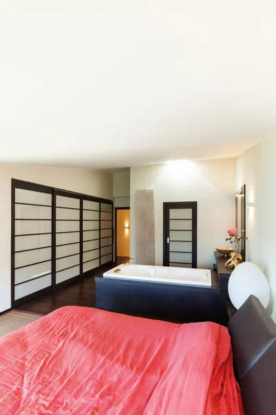 Роскошная спальня с джакузи — стоковое фото