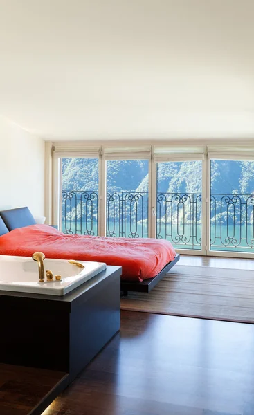 Apartament, piękna sypialnia z jacuzzi — Zdjęcie stockowe