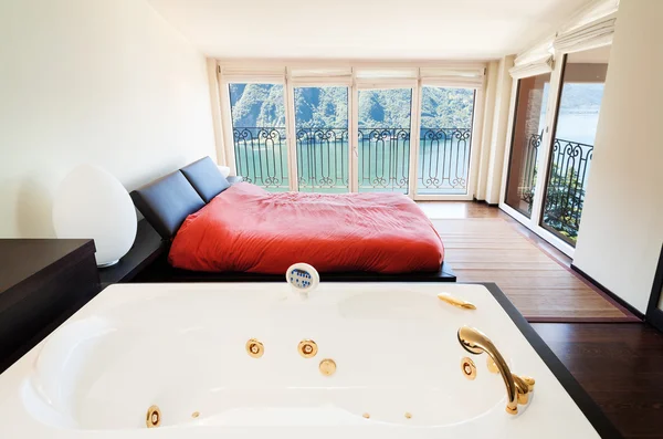 Luxury  bedroom with jacuzzi — Stock Photo, Image