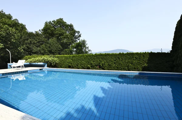 Piscina en el jardín — Foto de Stock