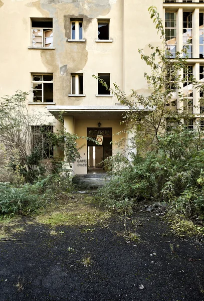 Antigo edifício abandonado — Fotografia de Stock