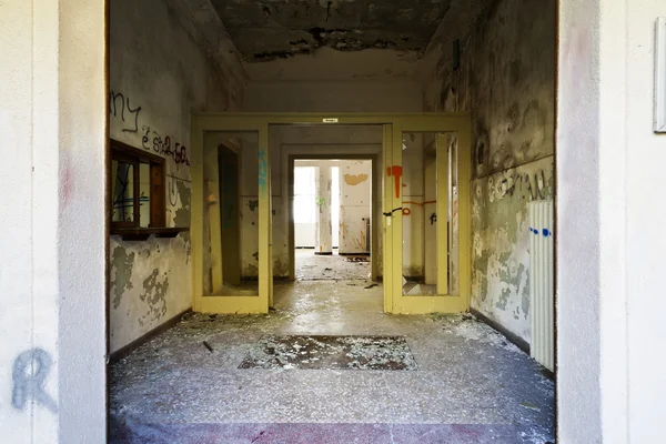 入口，被遗弃的建筑物 — 图库照片