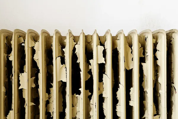 Vecchio radiatore arrugginito — Foto Stock