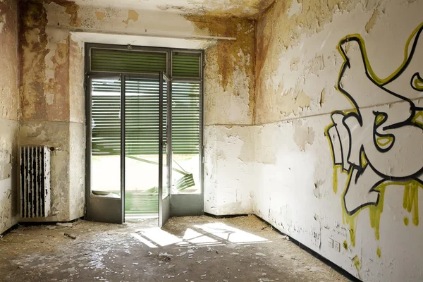 Edificio abandonado, habitación vacía —  Fotos de Stock