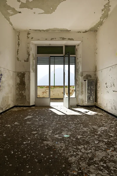 Брошенное здание, пустая комната — стоковое фото