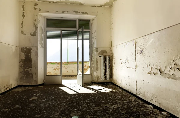 Immeuble abandonné, chambre vide — Photo