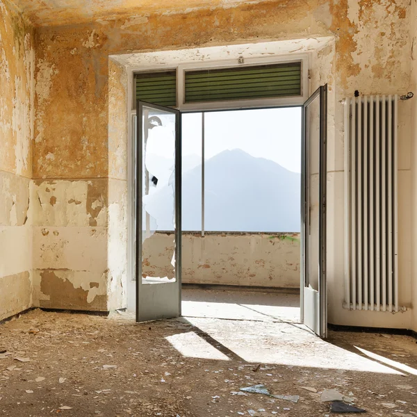 Immeuble abandonné, chambre vide — Photo