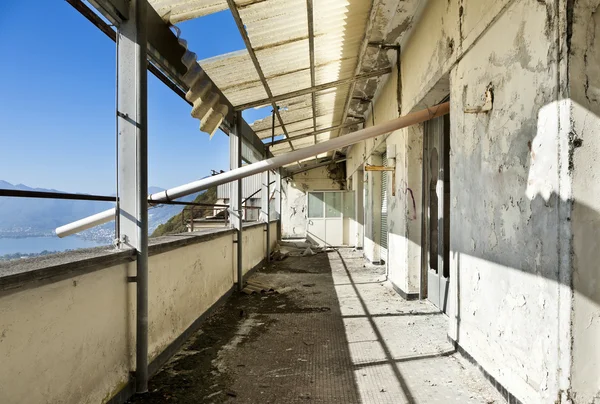 Old house being demolished — Stock Photo, Image