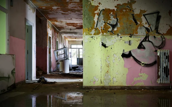 Edifício abandonado, sala vazia — Fotografia de Stock