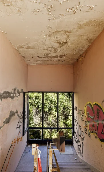 Edifício abandonado, escadas — Fotografia de Stock