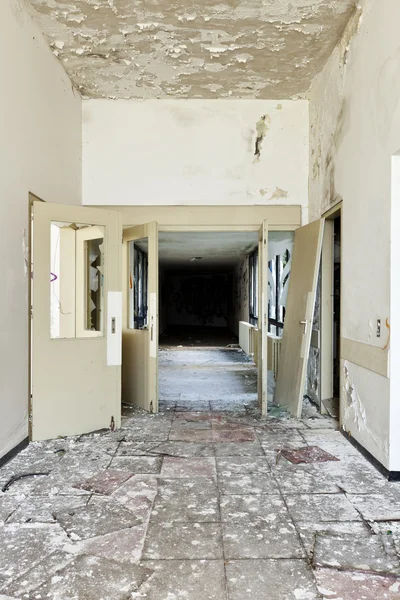 Дверь сломана — стоковое фото