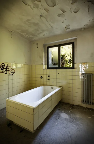 Viejo cuarto de baño — Foto de Stock
