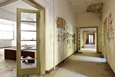 koridorda kırık kapı ile