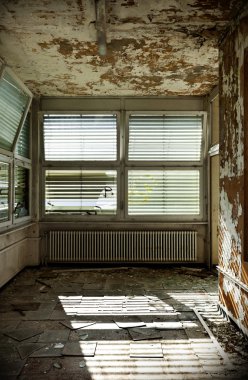 terk edilmiş binada