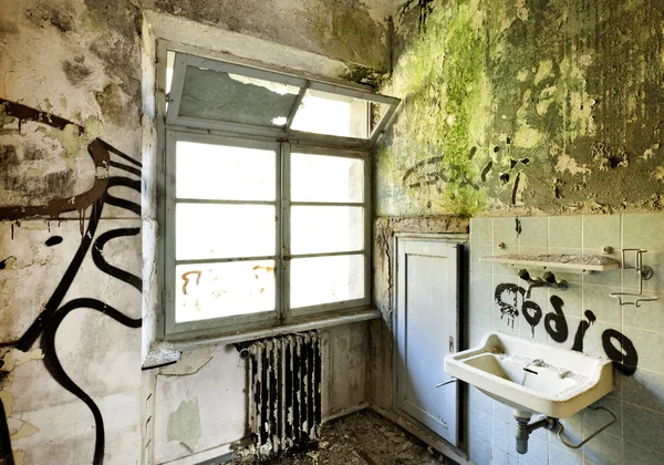 Fregadero viejo, casa abandonada — Foto de Stock