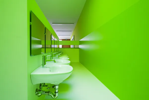 Zielony łazienka publicznych — Zdjęcie stockowe