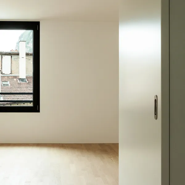 Otevřené místnosti pohled od dveří — Stock fotografie
