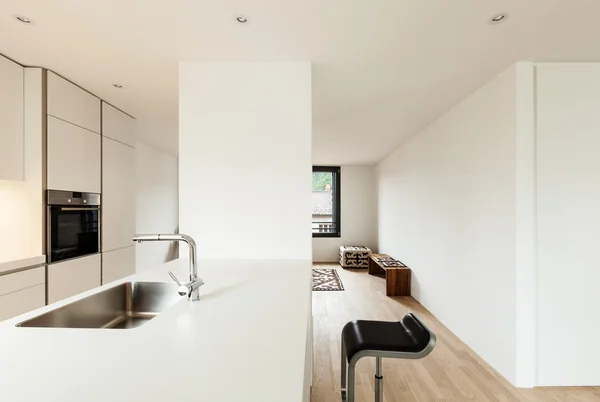 新房子，现代白色的厨房 — 图库照片