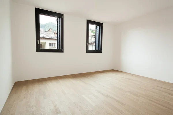 Zimmer mit zwei Fenstern — Stockfoto
