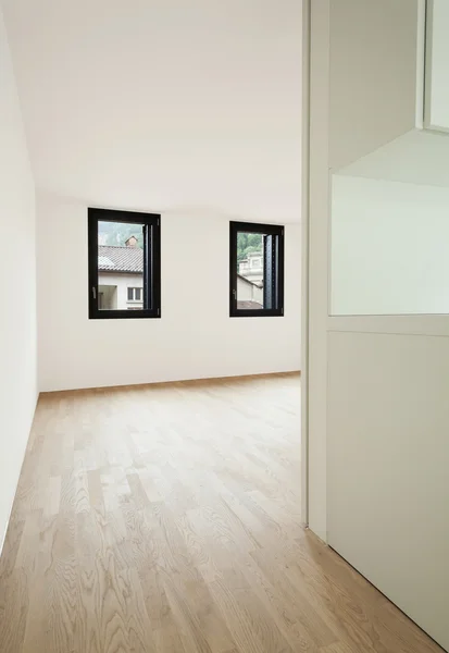 Zimmer mit zwei Fenstern — Stockfoto