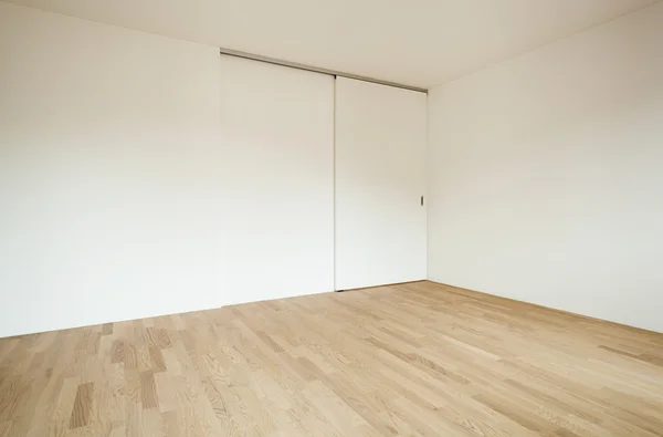 Pusty pokój z rozsuwanymi drzwiami — Zdjęcie stockowe