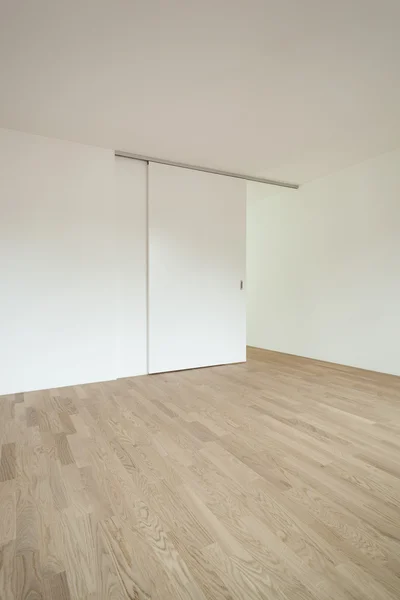 Prázdná místnost s posuvnými dveřmi — Stock fotografie