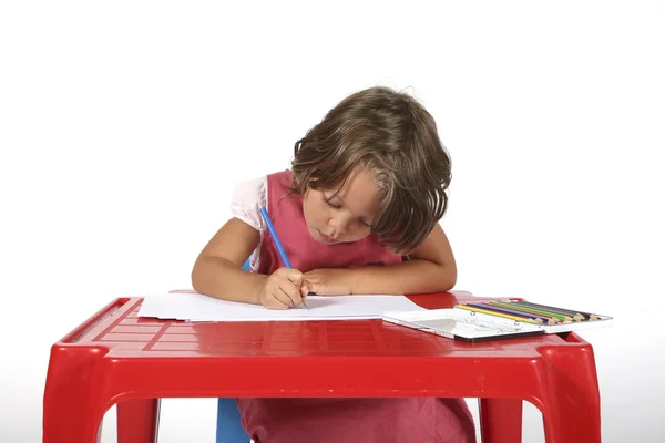 Menina na mesa desenha — Fotografia de Stock