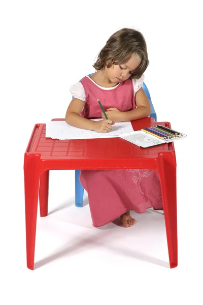 Klein meisje aan de tafel tekent u met kleurpotloden — Stockfoto