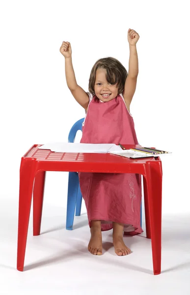 Niña dibuja con lápices de colores — Foto de Stock